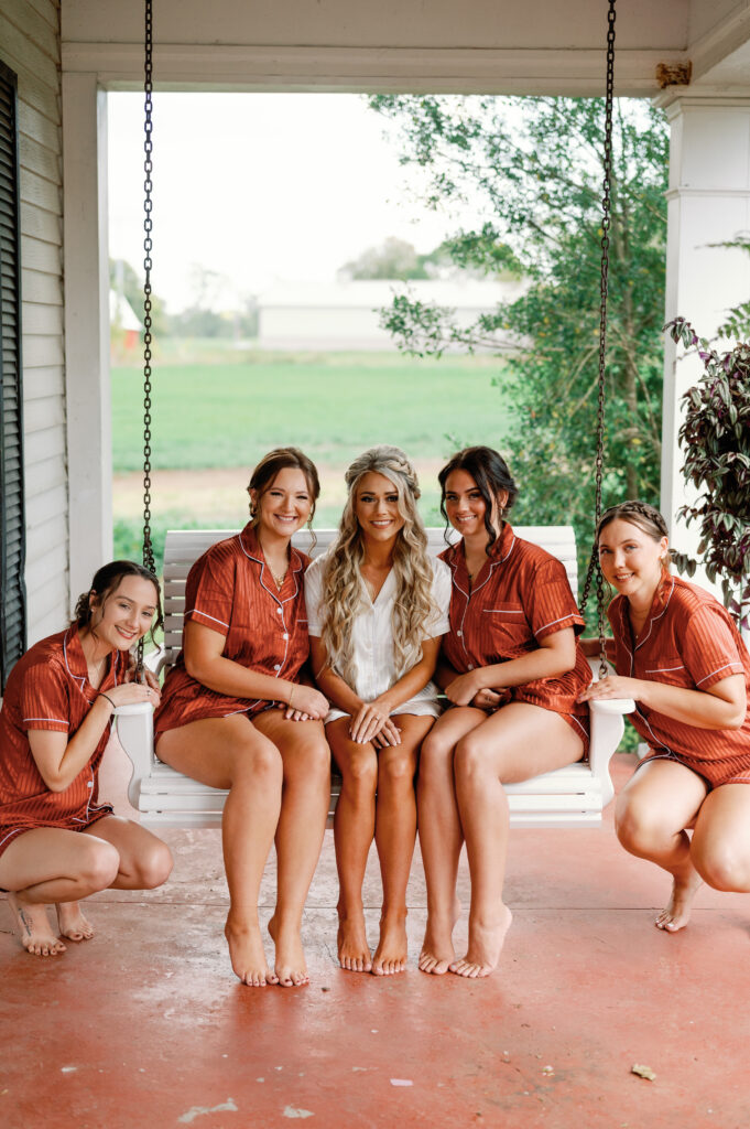 Bride and bridesmaids posing for Tennessee wedding. 