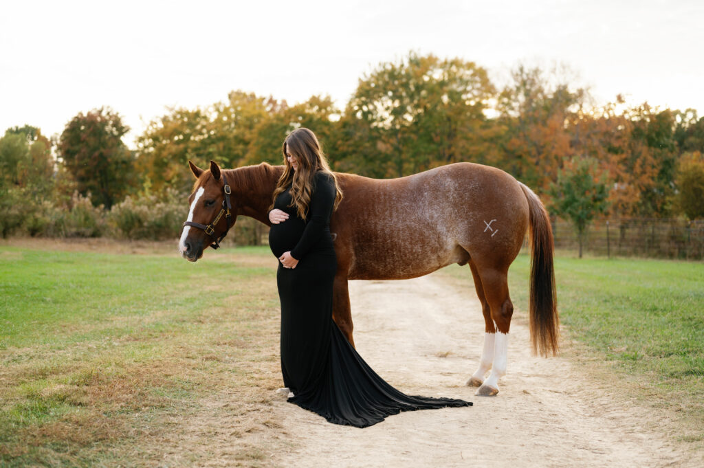 Expectant mother poses for Western maternity pictures with her horse. 