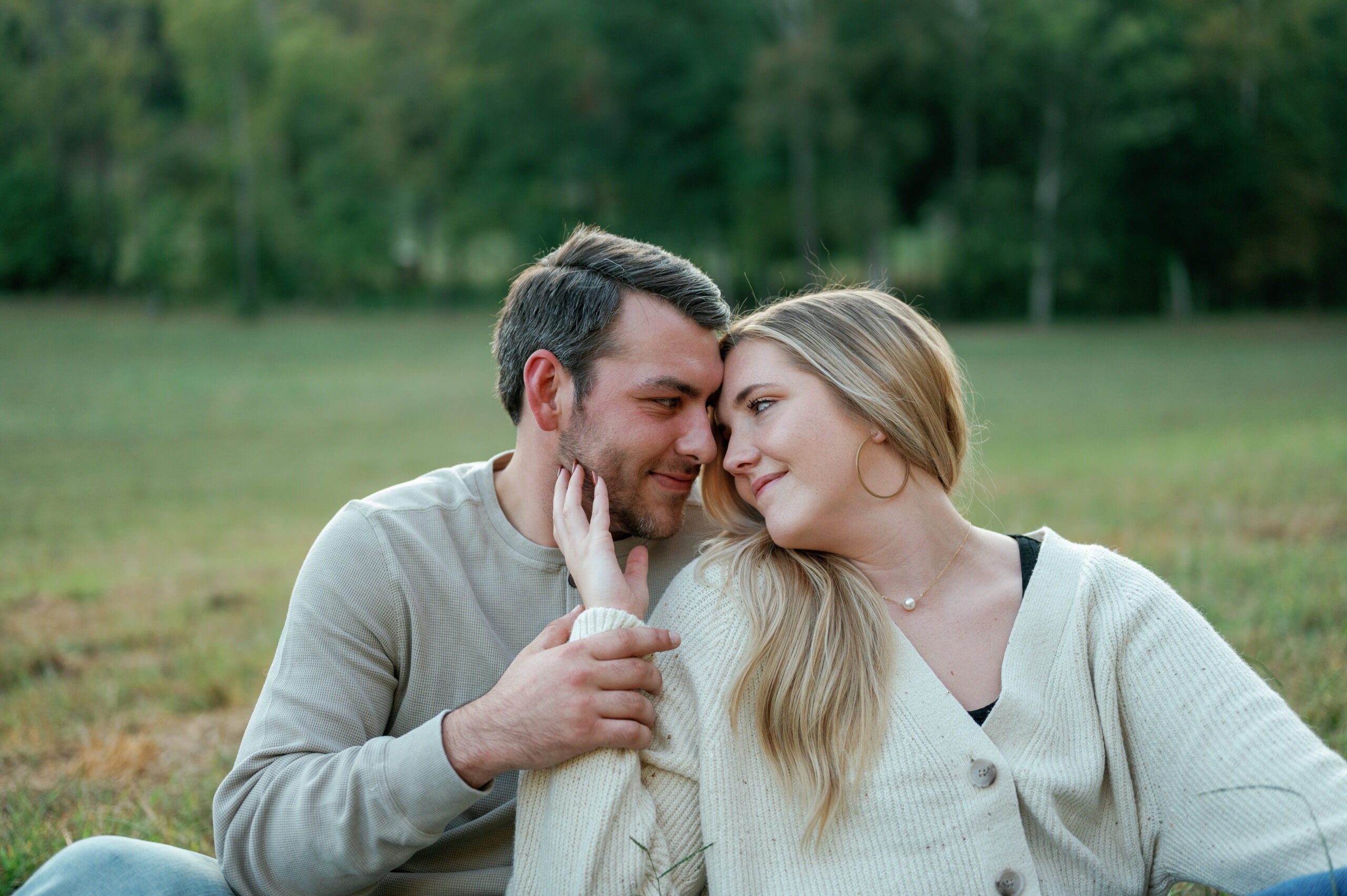 Couple posing for their Nashville engagement pictures.