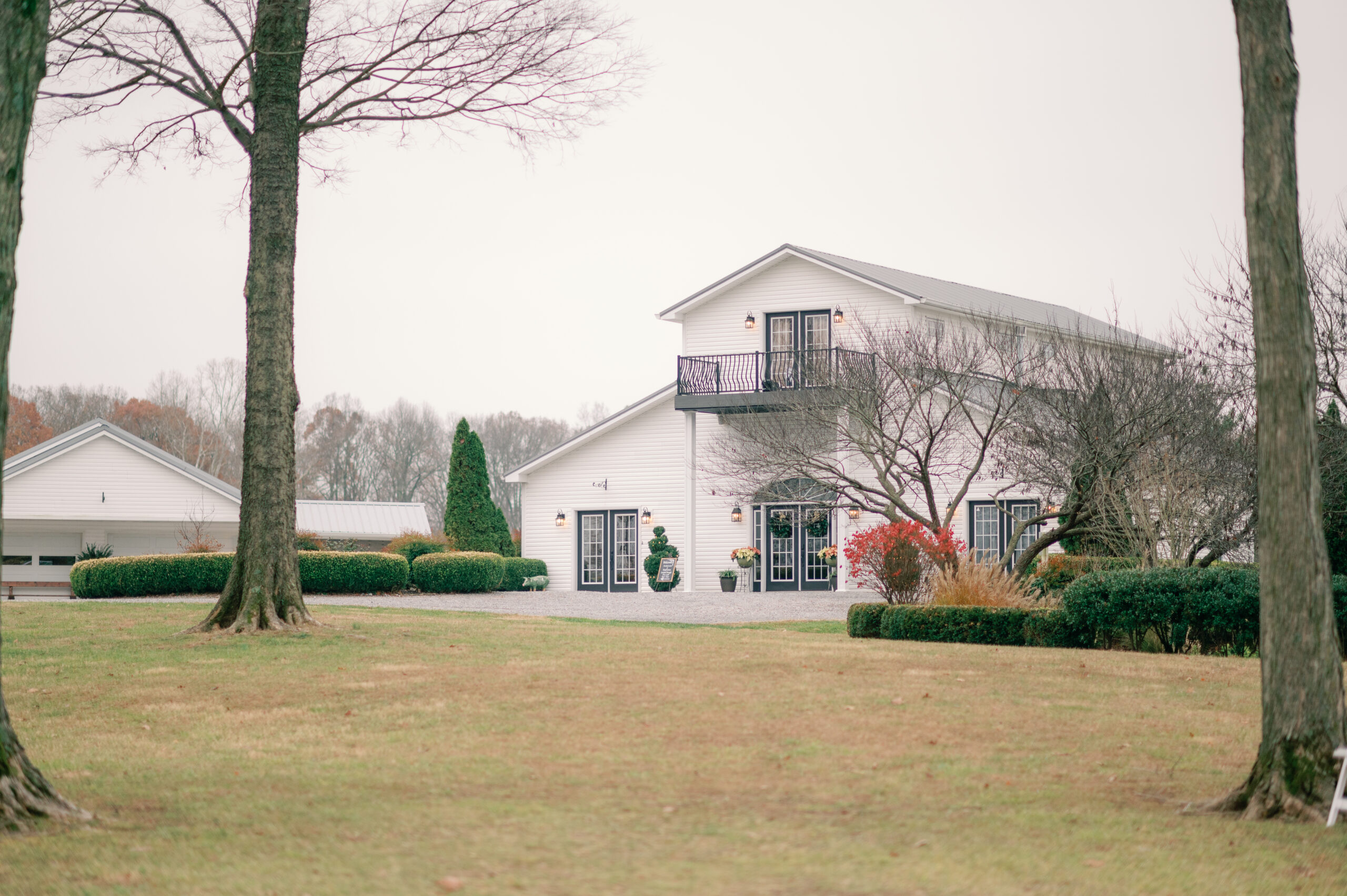 A picture of Southern Springs Events venue from the ceremony space.
